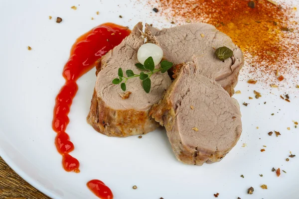 Viande de porc cuite au four avec sauce — Photo