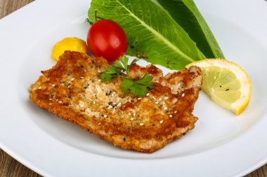 Susam ile domuz eti schnitzel