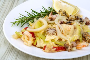 Pişmiş deniz kokteyl