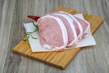 pişmemiş domuz biftek