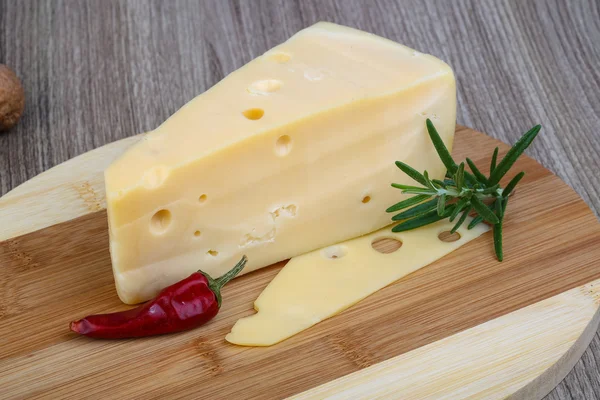 Треугольный желтый сыр — стоковое фото