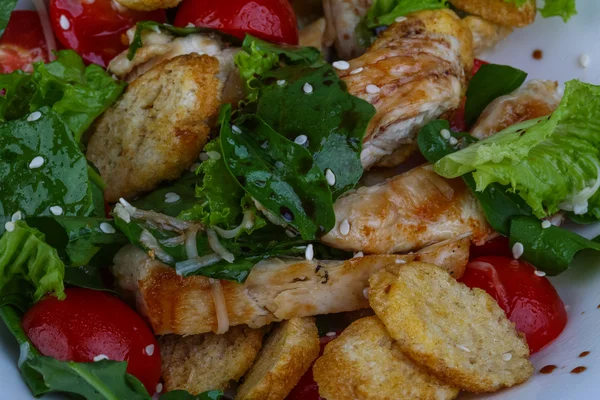 Ensalada de César con pollo —  Fotos de Stock