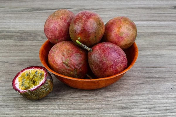 Frische tropische Früchte - Maracuja — Stockfoto
