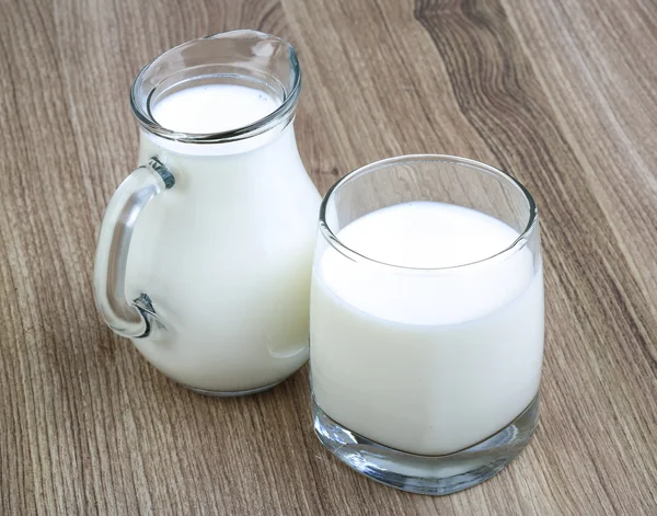 Milch in Glas und Krug — Stockfoto