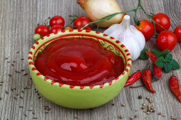 Tomatenketchup mit Kräutern — Stockfoto