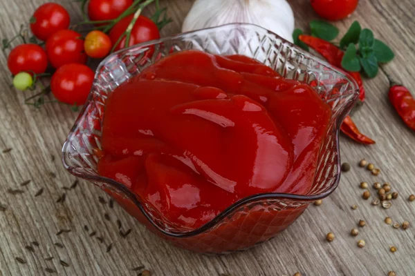 Paradicsom ketchup gyógynövényekkel — Stock Fotó