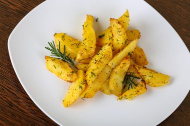 Dereotu ve biberiye ile kavrulmuş patates