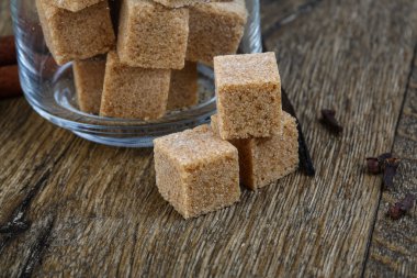 Tarçın ve karanfil tohumları ile kahverengi şeker