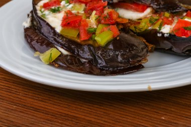 ızgara patlıcan domates ile