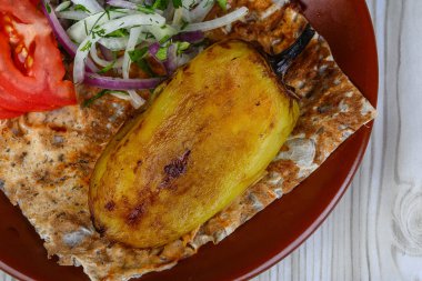 Izgara biber salatası ile