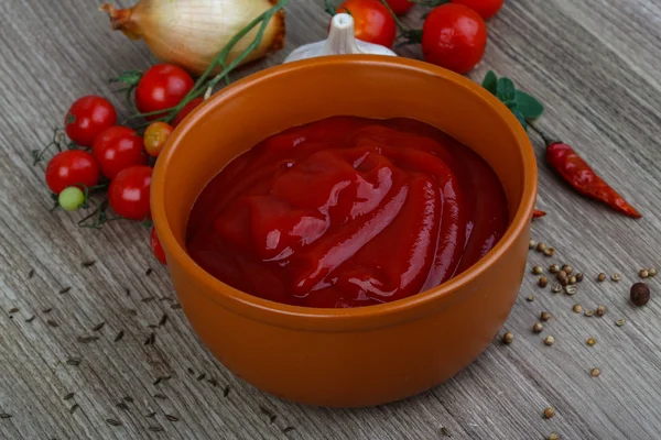 Ketchup tomate aux herbes — Photo
