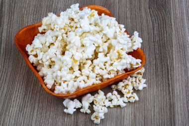 kabın içinde sıcak patlamış mısır