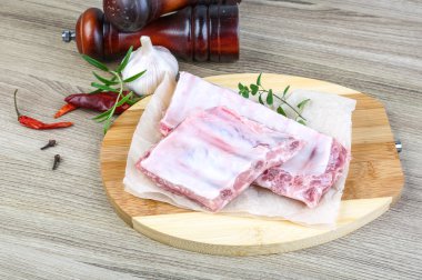 Çiğ domuz kaburgası