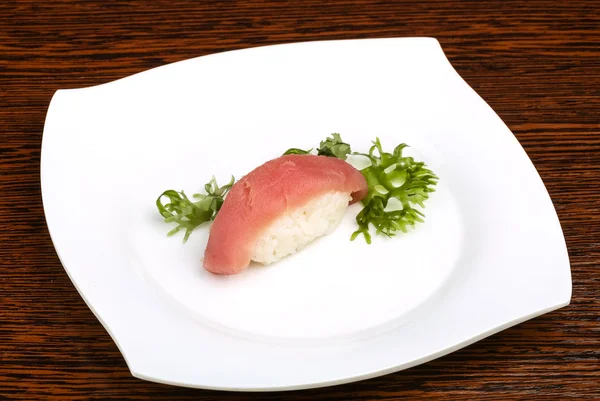 Verse koude sushi van de tonijn — Stockfoto