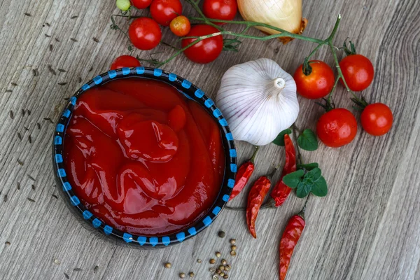 Tomatenketchup mit Kräutern — Stockfoto