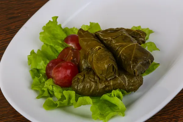 Dolma - malet kött i druva blad — Stockfoto