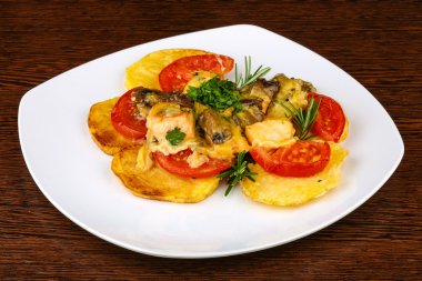 Patates ve domates ile kavrulmuş somon