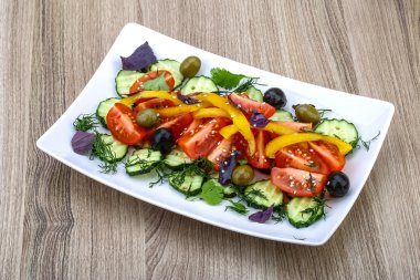 Domates, salatalık ve zeytin salatası