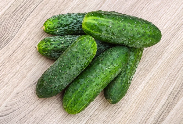 Verse groene komkommer heap — Stockfoto