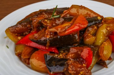 Otlar ile kavrulmuş sebze