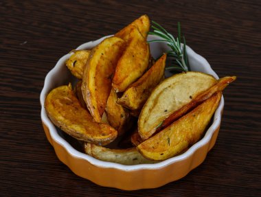 Biberiyeli kızarmış patates.