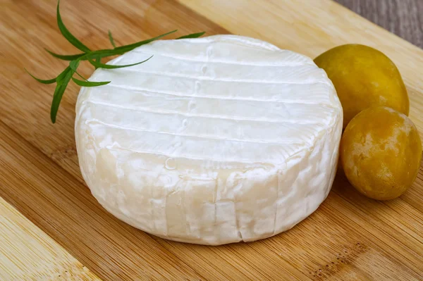 Yuvarlak Brie peyniri — Stok fotoğraf