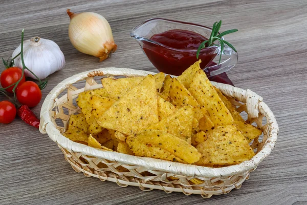 Nachos fritos con salsa picante de tomate —  Fotos de Stock