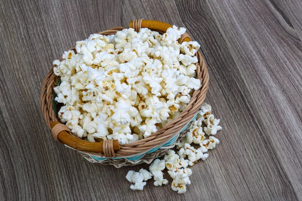 Horké Popcorn v koši — Stock fotografie