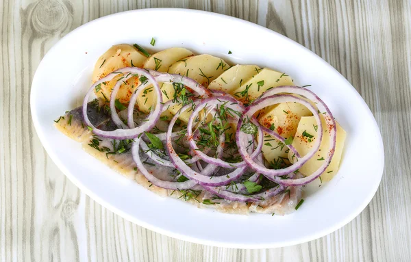 Hering mit Kartoffeln und Zwiebeln — Stockfoto