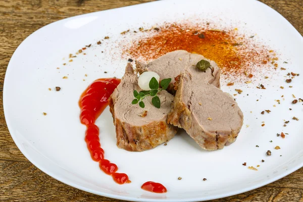 Carne de cerdo al horno con salsa — Foto de Stock