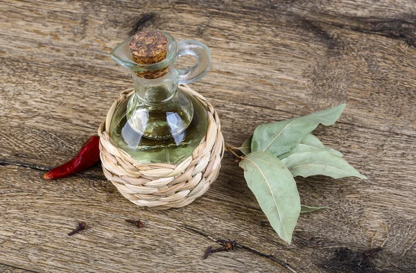 Zeytin yağı defne yaprakları ve biber ile — Stok fotoğraf