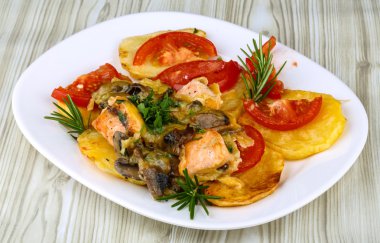 Patates ve domates ile kavrulmuş somon