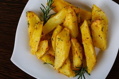 Dereotu ve biberiye ile kavrulmuş patates