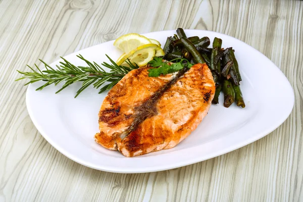 Gegrilde zalm met groene bonen — Stockfoto