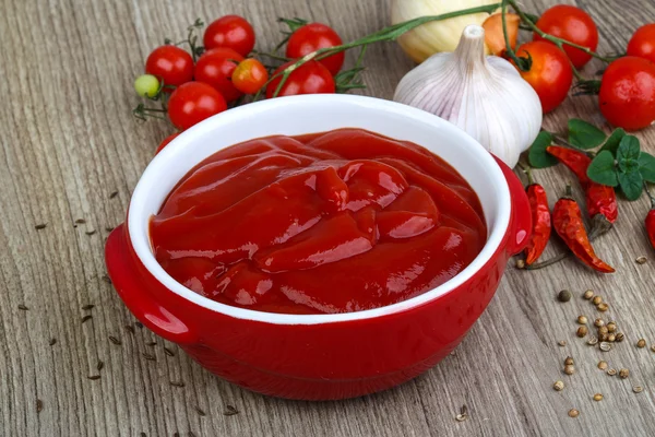 Ketchup de tomate com ervas — Fotografia de Stock