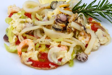 Pişmiş deniz kokteyl