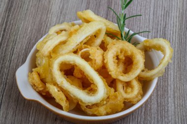 Kızarmış kalamar halkaları