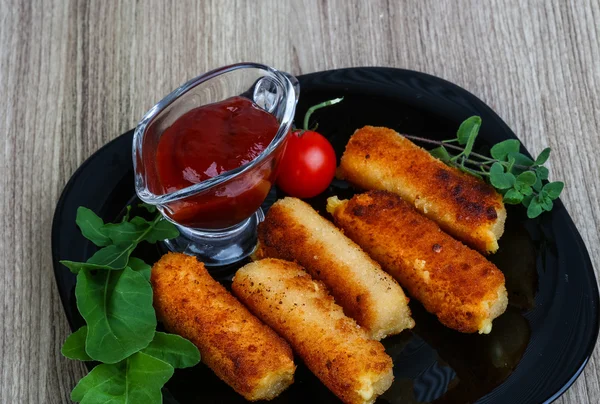 Bastoncini di formaggio con salsa — Foto Stock