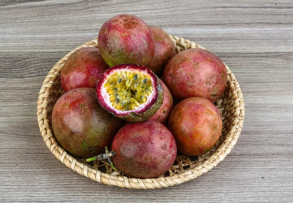 Frische tropische Früchte - Maracuja — Stockfoto