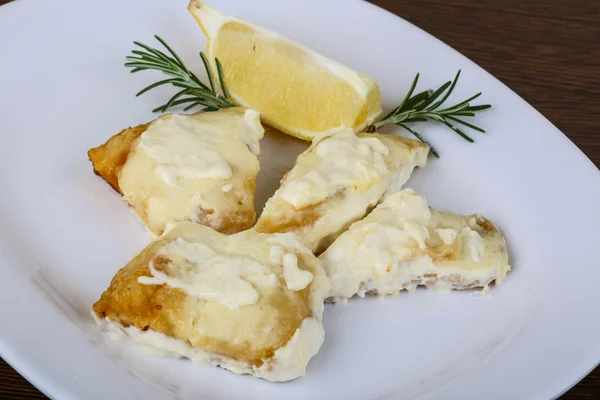 Poleiro assado em molho de creme e queijo — Fotografia de Stock