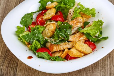 Tavuklu Sezar salatası