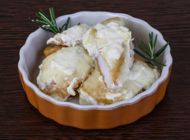 Krem ve peynir soslu fırında levrek