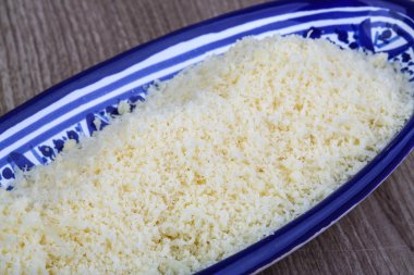 Rendelenmiş parmesan peyniri