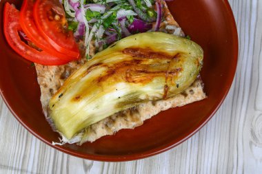 ızgara patlıcan domates ile