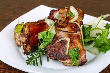 Izgara domuz pirzolası.