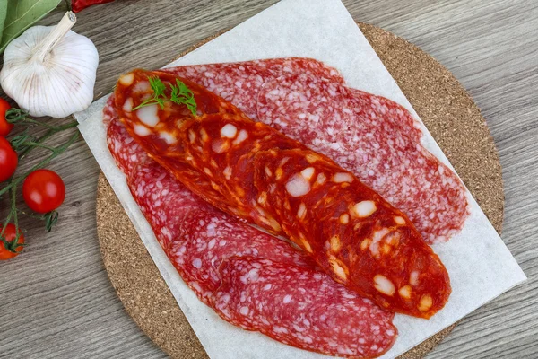 Salame salsicha com salsa — Fotografia de Stock