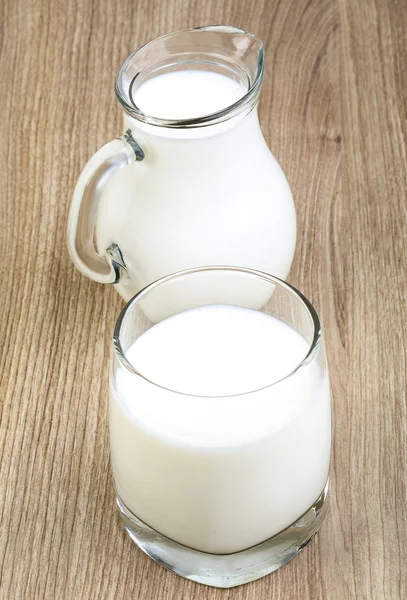 Mléko ve sklenici a džbánu — Stock fotografie