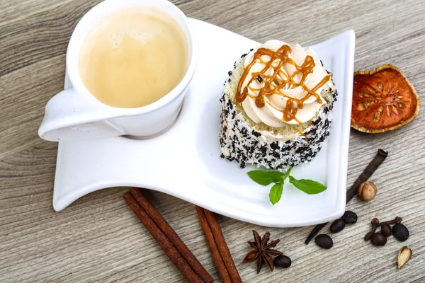 Bolo com café servido folhas de hortelã — Fotografia de Stock