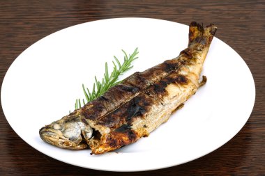 lezzetli kızarmış alabalık