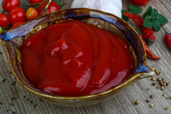 Paradicsom ketchup gyógynövényekkel — Stock Fotó